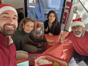 O desafio foi lançado e a comunidade respondeu. Foram recolhidos brinquedos que permitiram oferecer uma prenda a cada criança a viver na 'Mãe Sol' e no 'Lar Âncora', valências da Santa Casa da Misericórdia de Sines, bem como a outras de famílias apoiadas pelo Litoral Alentejano Solidário (LAS).