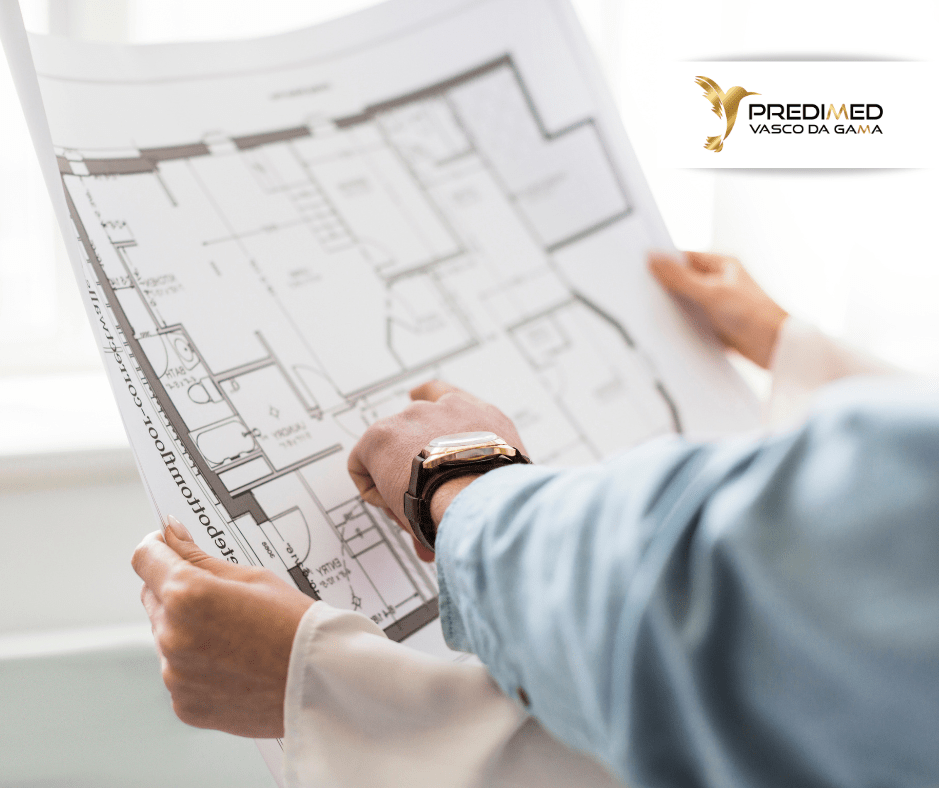 Fotografia de duas pessoas a segurar a planta de um imovel. Comprar casa em fase de projeto alentejo imobiliaria Predimed Vasco da Gama