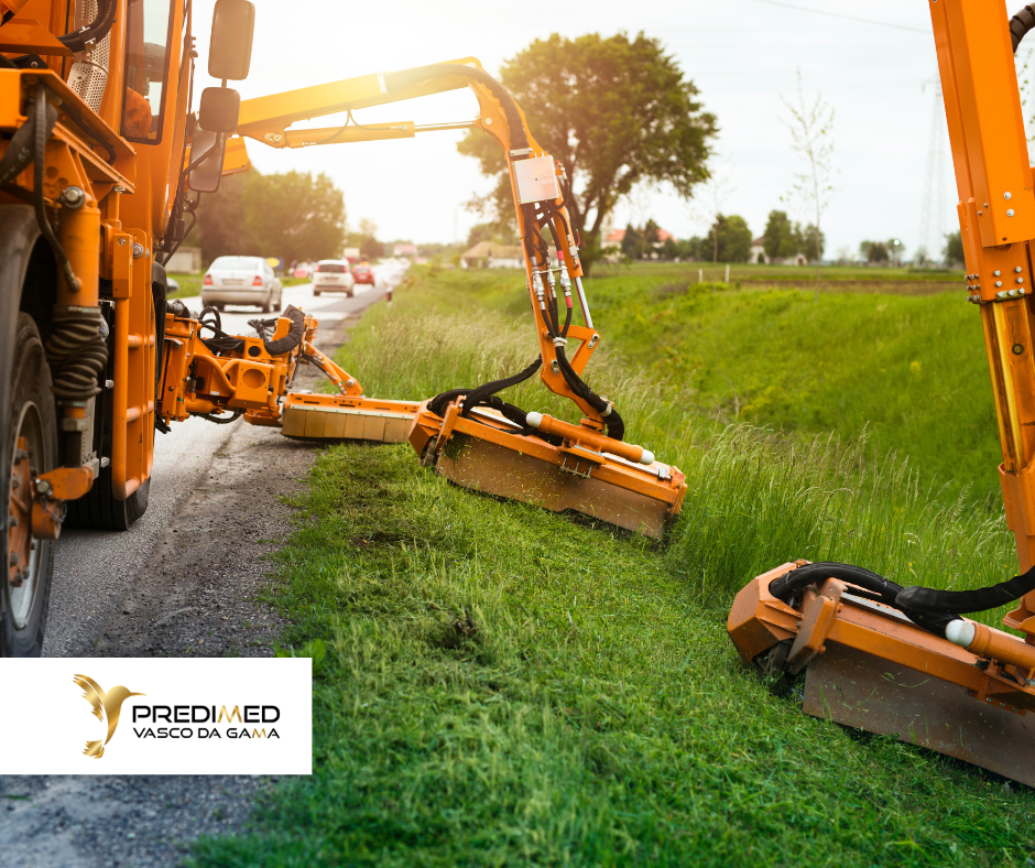 Máquinas a limpar terrenos. Prazo para limpeza de terrenos termina dia 31 de maio. Proprietários pedem prolongamento do prazo.